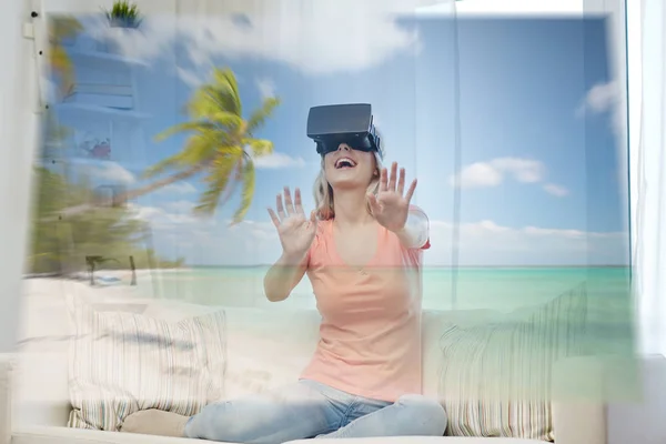 Femme avec casque de réalité virtuelle sur la plage — Photo