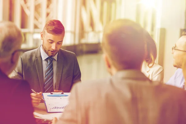 Uomini d'affari che si incontrano in ufficio — Foto Stock