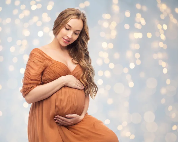 Glücklich schwangere Frau berührt ihren dicken Bauch — Stockfoto