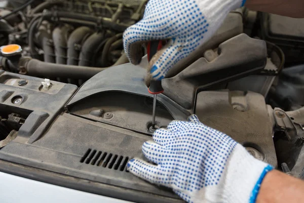Механик с гаечным ключом ремонта автомобиля в мастерской — стоковое фото