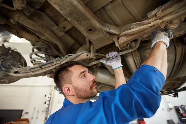 Mechaniker oder Schmied reparieren Auto in der Werkstatt — Stockfoto