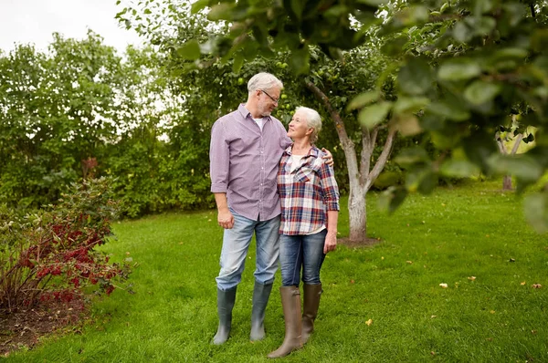 Felice coppia anziana abbraccio al giardino estivo — Foto Stock