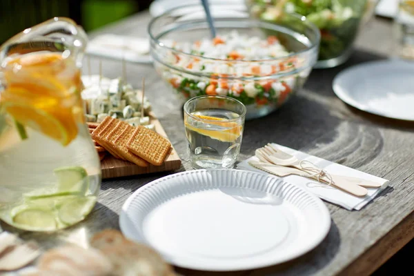 여름 정원 파티에서 저녁 식사를 위한 음식 테이블 — 스톡 사진