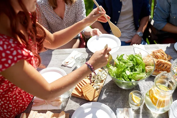 Glückliche Freunde beim Abendessen beim Sommerfest — Stockfoto