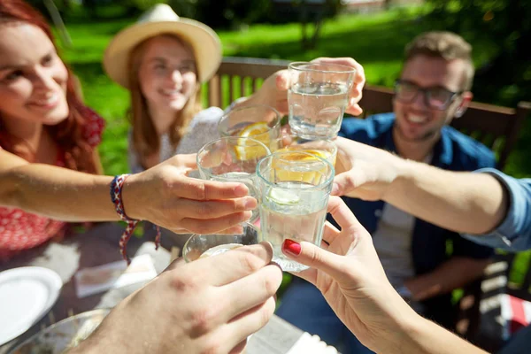 Amici felici con bevande alla festa in giardino estiva — Foto Stock