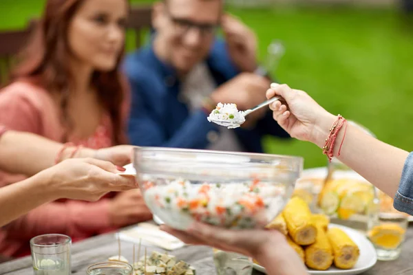 Щасливі друзі вечеряють на літній вечірці в саду — стокове фото