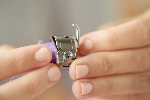 Manos a medida con carrete de la máquina de coser —  Fotos de Stock