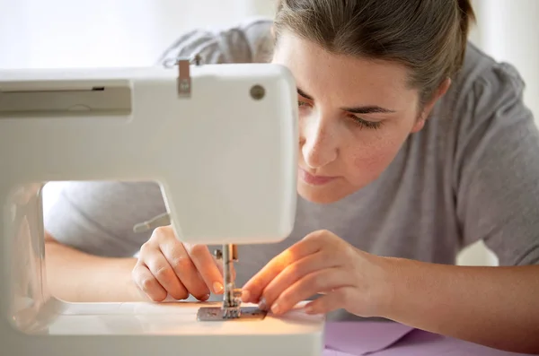 Кравець жінка нитка голка швейної машини — стокове фото