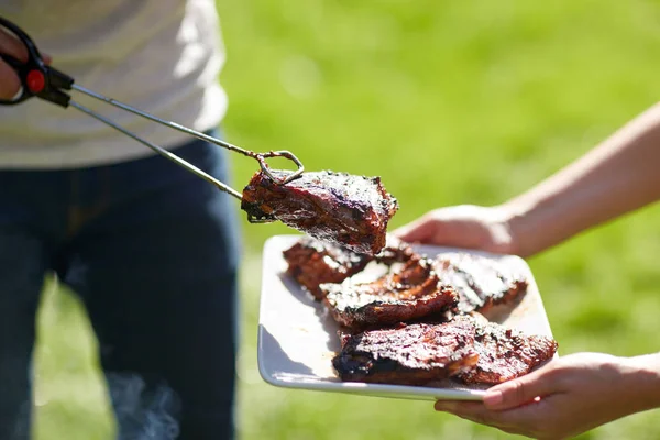 Człowiek, gotowanie mięsa w lato grill party Obraz Stockowy