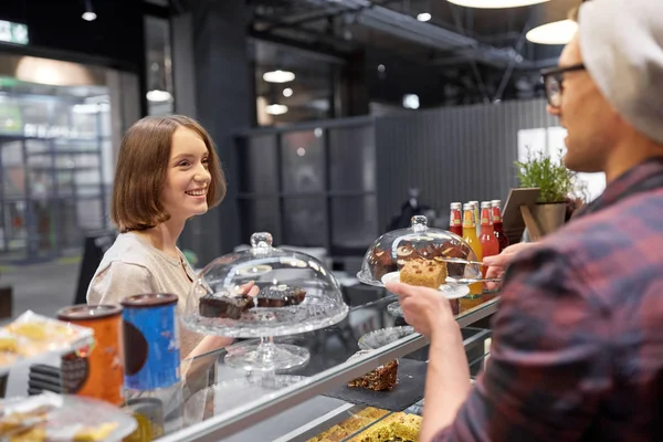 Homme ou barman avec gâteau servant client au café — Photo