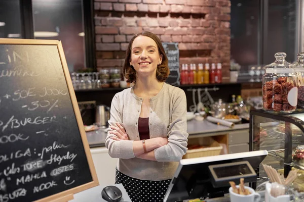 Femme heureuse ou barmaid au comptoir du café — Photo