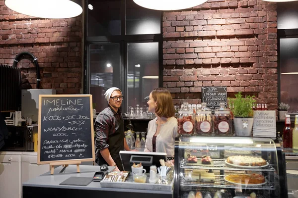 Glada bartenders på kafé eller Café counter — Stockfoto