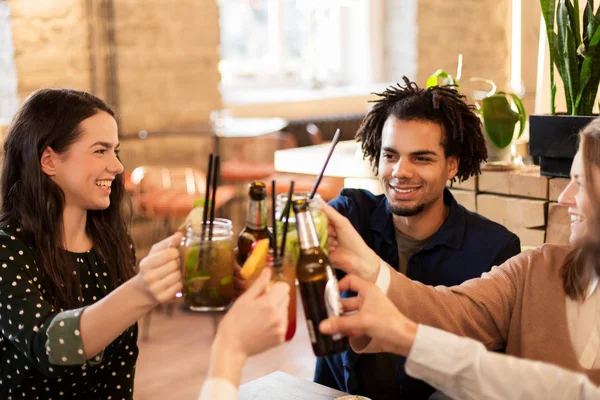 Щасливі друзі смердять напої в барі або кафе — стокове фото