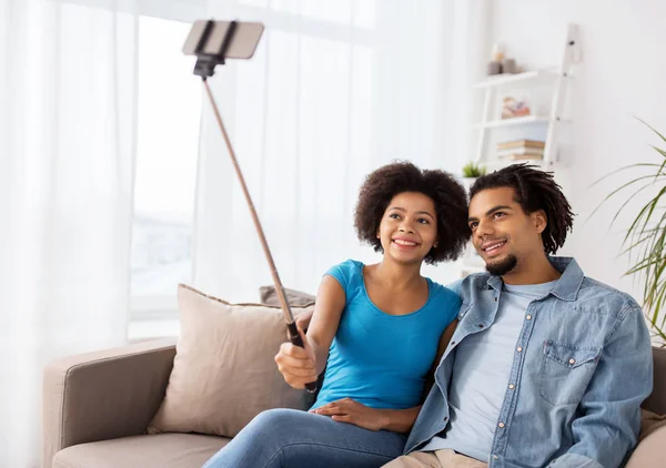 Щаслива пара зі смартфоном, що приймає селфі вдома — стокове фото
