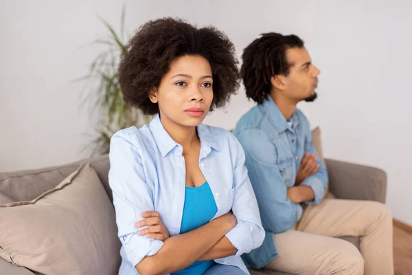 Pareja infeliz discutiendo en casa — Foto de Stock