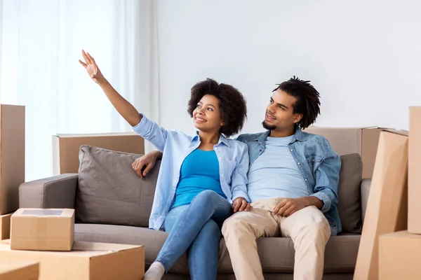 Casal feliz com caixas se movendo para nova casa — Fotografia de Stock