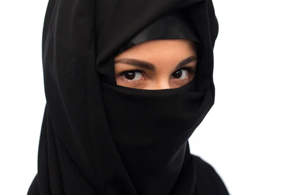 Mulher muçulmana em hijab sobre fundo branco — Fotografia de Stock