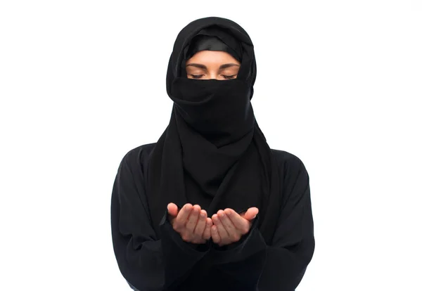 Bedjande muslim kvinnan i hijab över vita — Stockfoto