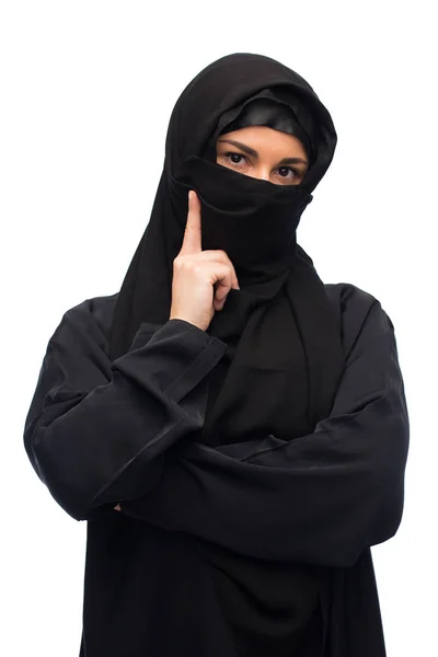 Мусульманська жінка в хіджабі на білому тлі — стокове фото