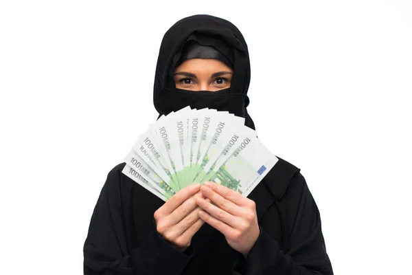 Hijab beyaz para ile Müslüman kadın — Stok fotoğraf