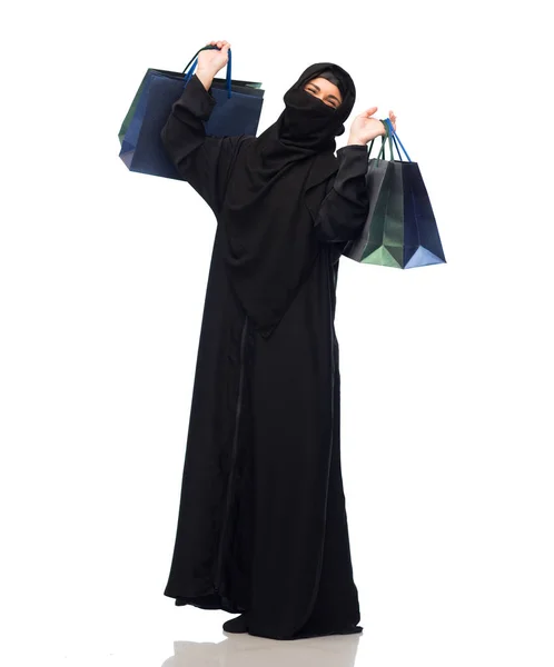 Muslimische Frau im Hidschab mit Einkaufstaschen — Stockfoto