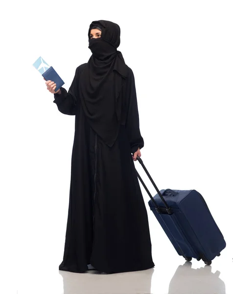 Muslimin mit Ticket, Pass und Reisetasche — Stockfoto