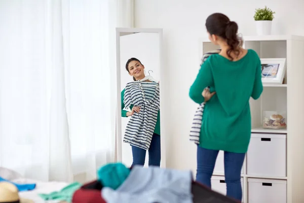 Bolso de viaje de embalaje de mujer en casa o habitación de hotel — Foto de Stock