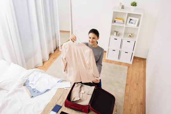 Frau packt Reisetasche zu Hause oder im Hotelzimmer — Stockfoto