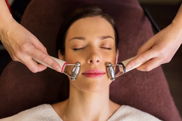 Vrouw met hydradermie gezichtsbehandeling in spa — Stockfoto