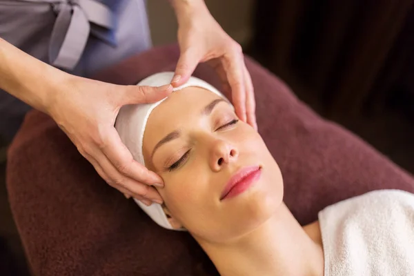 Mujer teniendo masaje facial y de cabeza en el spa — Foto de Stock