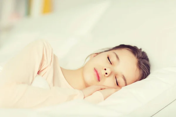 Chica durmiendo en la cama en casa —  Fotos de Stock