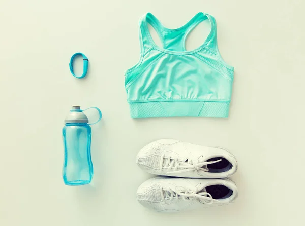 Gros plan de vêtements de sport, bracelet et bouteille — Photo