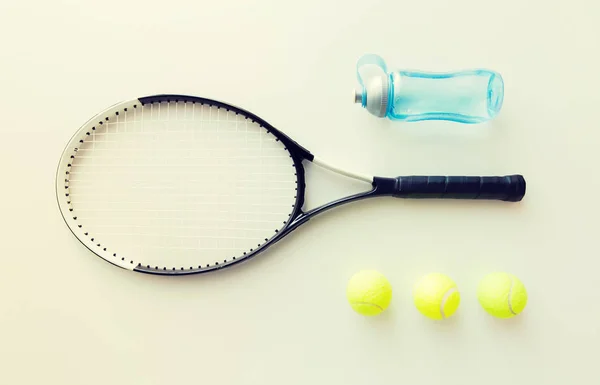 Nahaufnahme von Tennisschläger mit Bällen und Flasche — Stockfoto