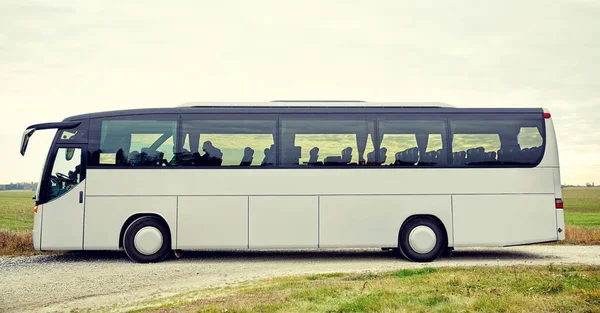Autobús turístico conduciendo al aire libre — Foto de Stock