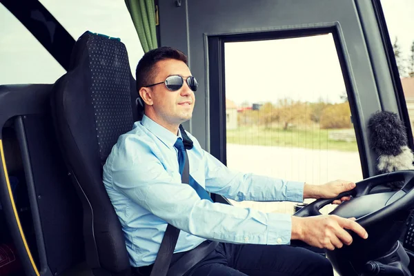 Autista felice guida autobus intercity — Foto Stock