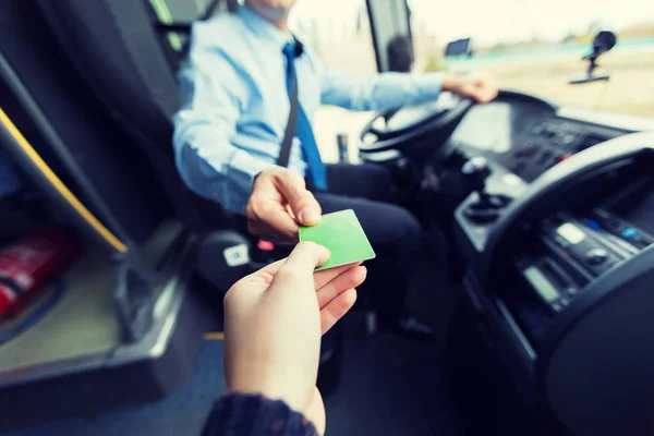 Autista di autobus che prende biglietto o carta dal passeggero — Foto Stock