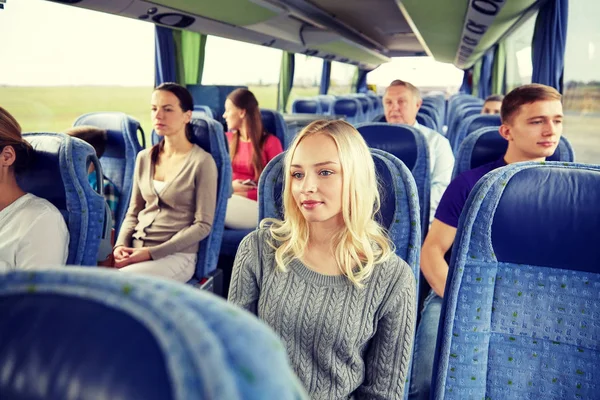 组名乘客或游客在旅游巴士 — 图库照片