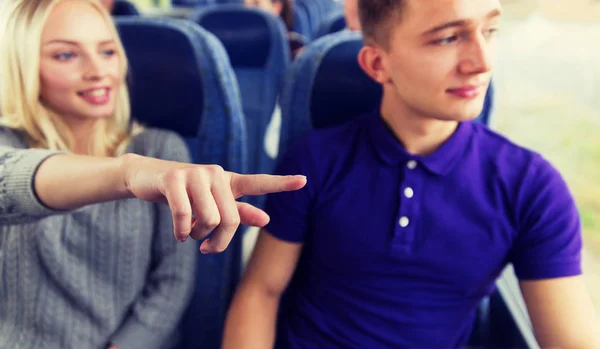 Genç çiftin Seyahat otobüs sürüş kapatmak — Stok fotoğraf