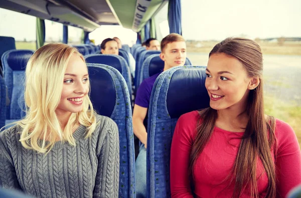 Mujeres jóvenes y felices hablando en autobús de viaje —  Fotos de Stock