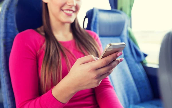 Primo piano della donna in autobus da viaggio con smartphone — Foto Stock
