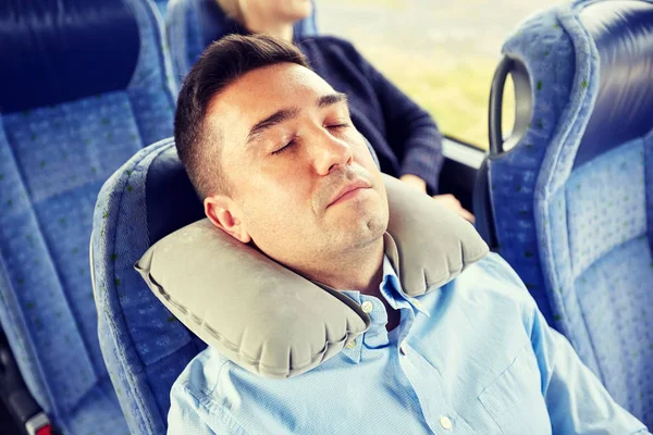 Homem dormindo em ônibus de viagem com travesseiro cervical — Fotografia de Stock