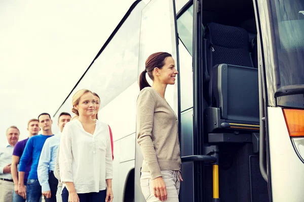 Grup de pasageri fericiți la bordul autobuzului de călătorie — Fotografie, imagine de stoc