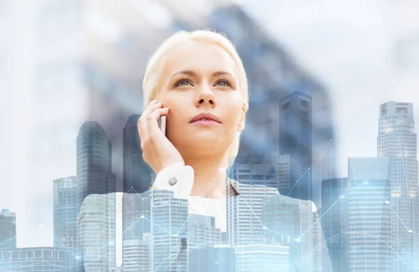 Mujer de negocios seria con smartphone en la ciudad — Foto de Stock