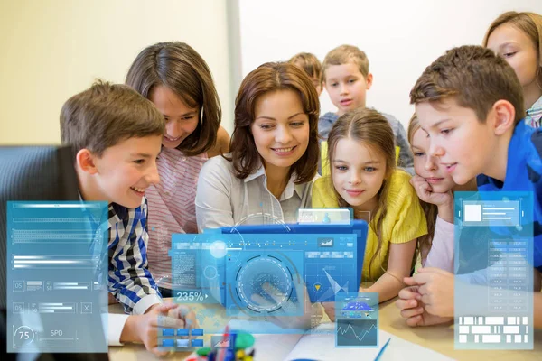 Группа детей с учителем и планшетным ПК в школе — стоковое фото