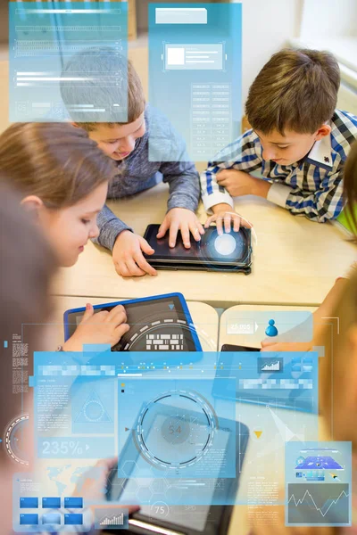 Grupo de crianças da escola com tablet pc em sala de aula — Fotografia de Stock