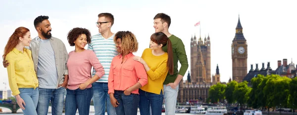 Internationale groep van gelukkige mensen in Londen — Stockfoto