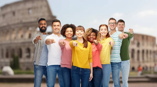 Grupo internacional de personas que te señalan — Foto de Stock