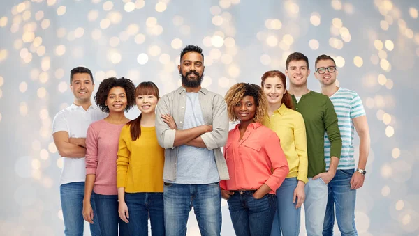 Internationale groep van gelukkige glimlachende mensen — Stockfoto