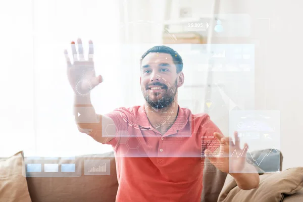 Šťastný člověk dotýká virtuální obrazovky doma — Stock fotografie