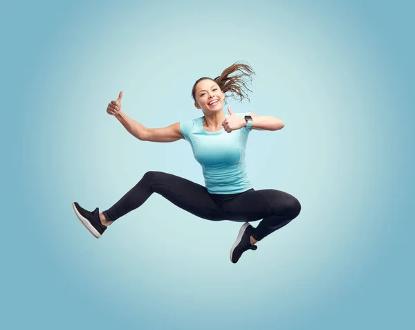 Felice sorridente sportiva giovane donna che salta in aria — Foto Stock